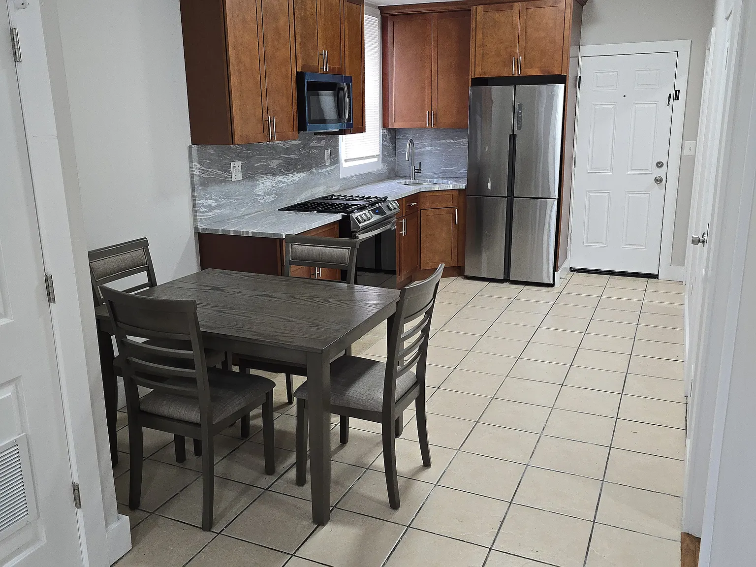 4 bed, $1,400 — Photo 3