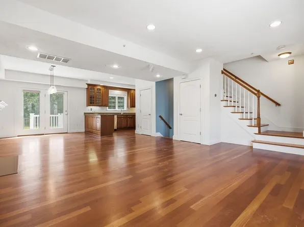 218 South St Unit 9, Waltham, MA 02453