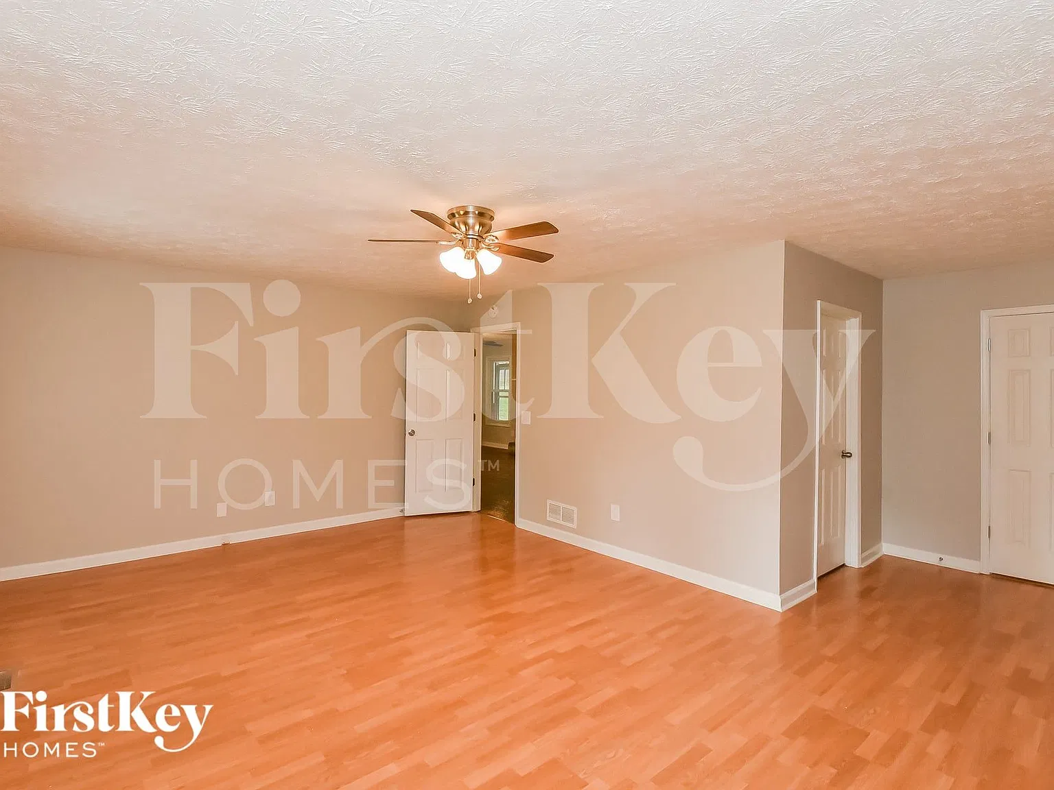 3 bed, 2.0 bath, 1832 sqft, $2,400 — Photo 2