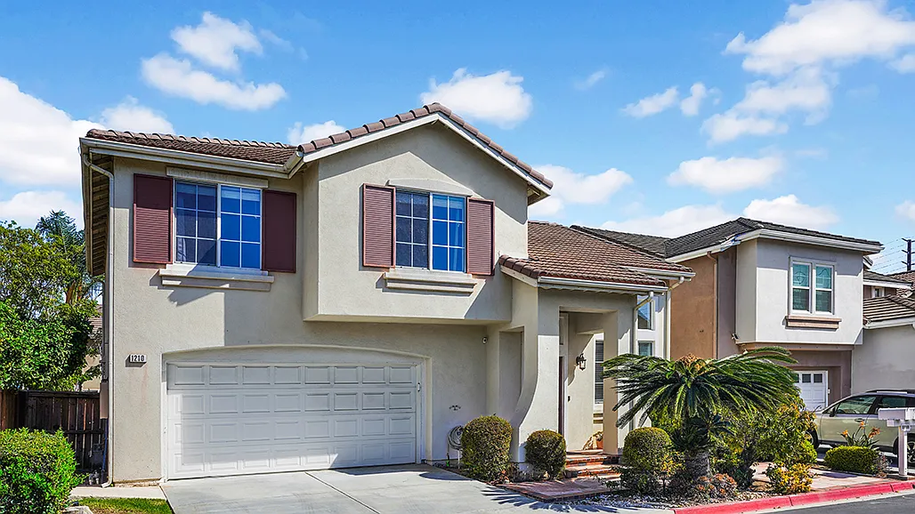 3 bed, 2.5 bath, 1725 sqft, $5,700 — Photo 1