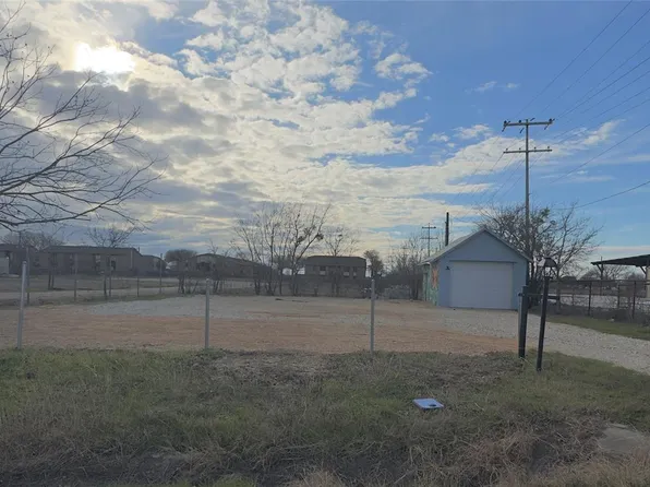 1411 S Commerce St, Lockhart, TX 78644