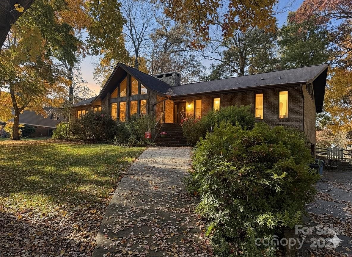トップス House on the Hill Congratulations to Donna & Scott McElwee on the historic sale of