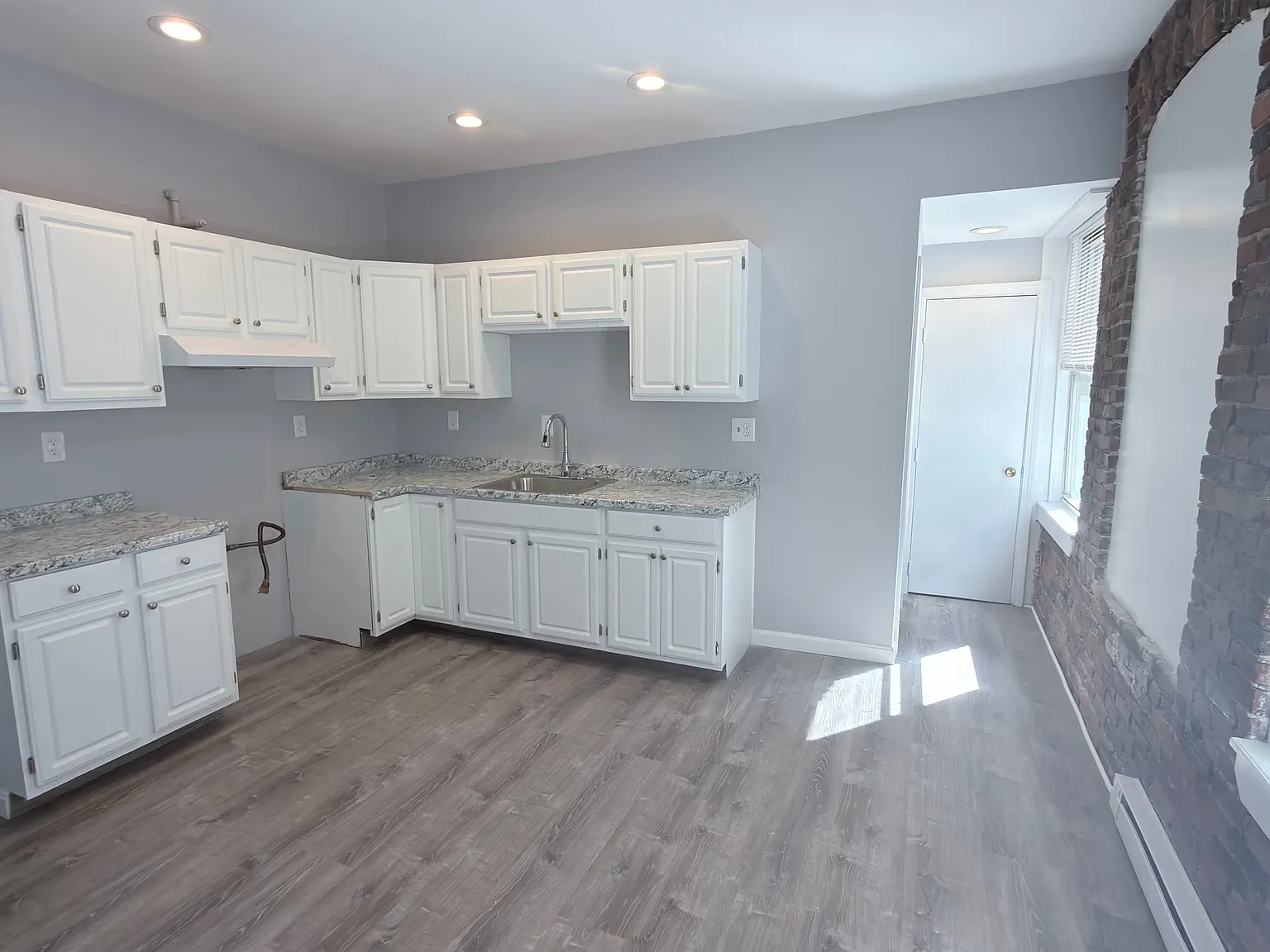 2 bed, 694 sqft, $2,300 — Photo 4