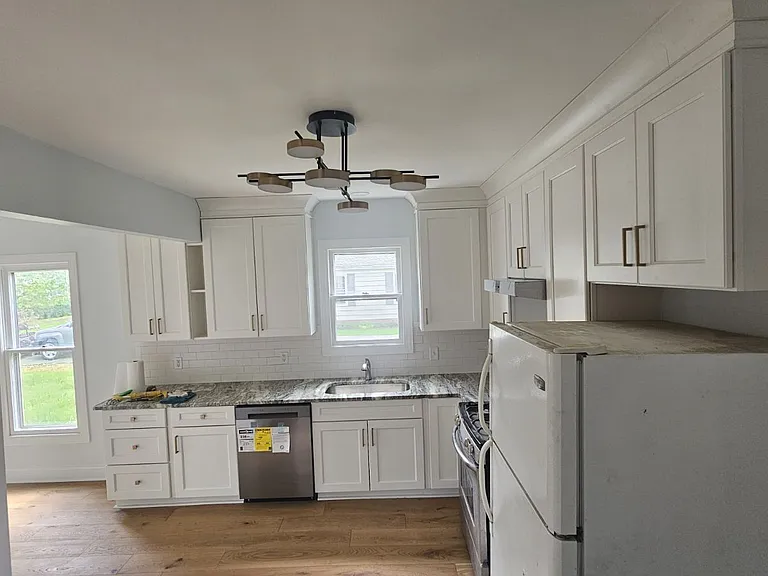 301 Bassett Rd — Photo 38