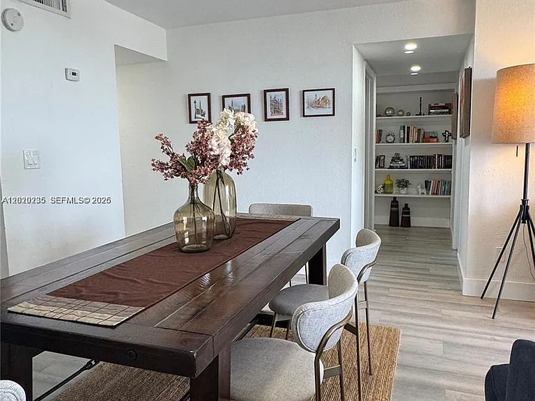 2000 NE 135th St #609 — Photo 4