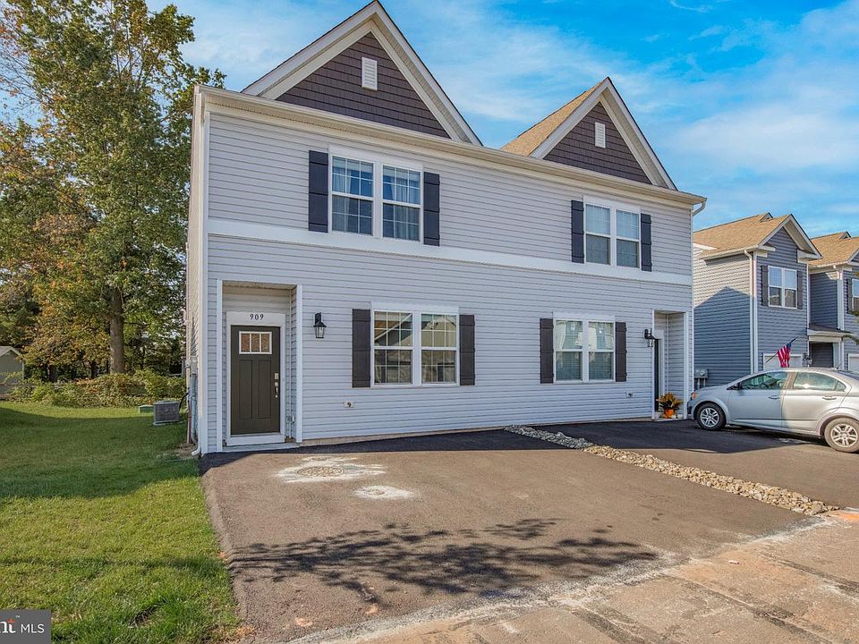 2nd image of 909 Still Waters Ln