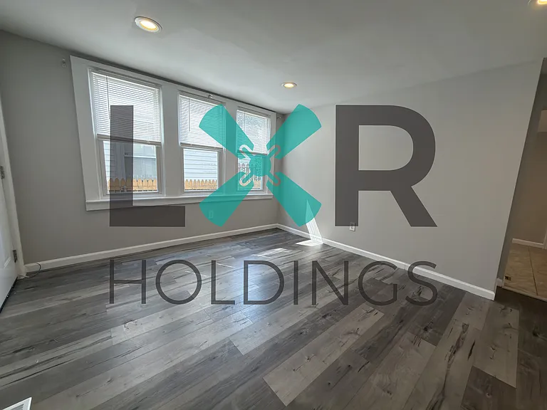 208-210 E Oak Rd — Photo 5