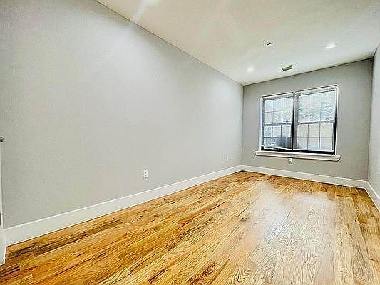 4th image of 586 Bainbridge St #1H