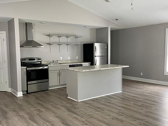 Open kitchen with bar