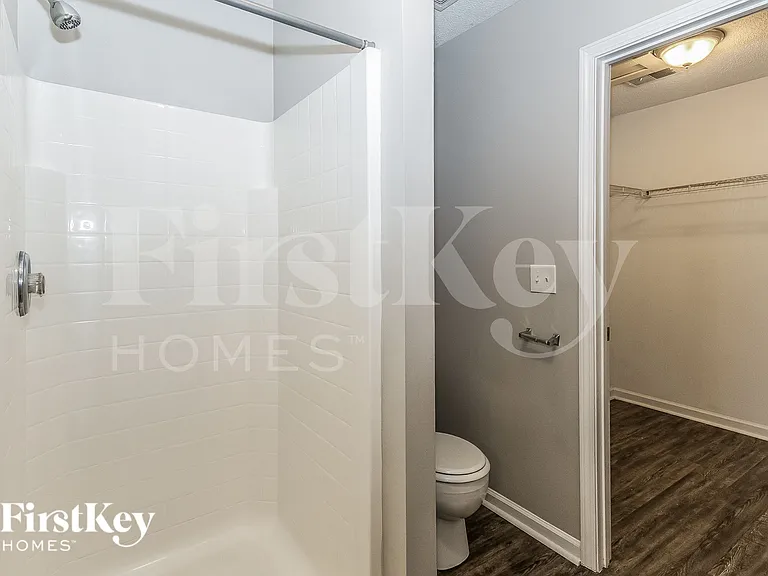 423 Aberdeen Cir — Photo 12