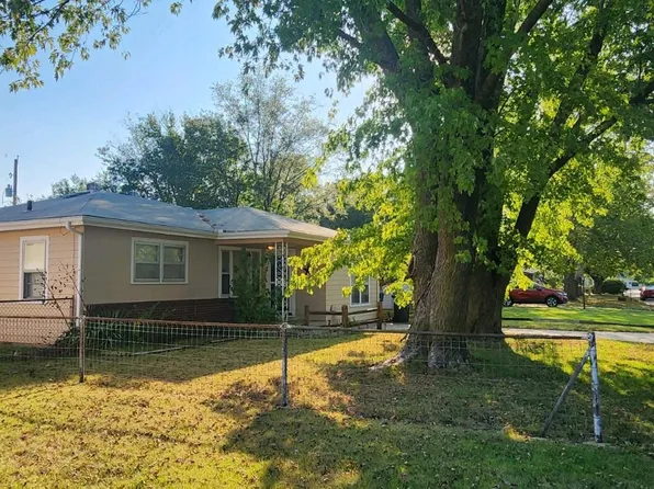 1703 E 10th St, Newton, KS 67114