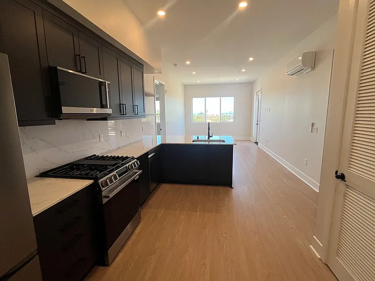 401 W Grand Ave #401 — Photo 4