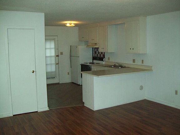 3rd image of 105 Suzanne Cir