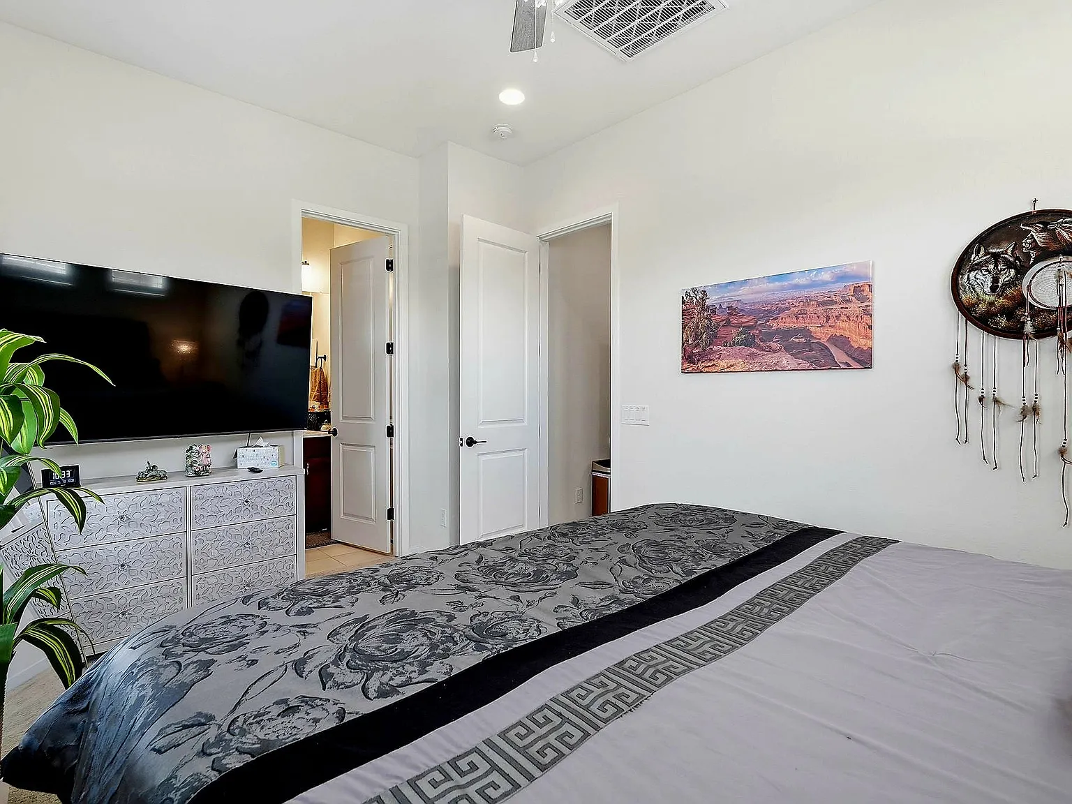 4 bed, 3.5 bath, 3400 sqft, $1,500 — Photo 3