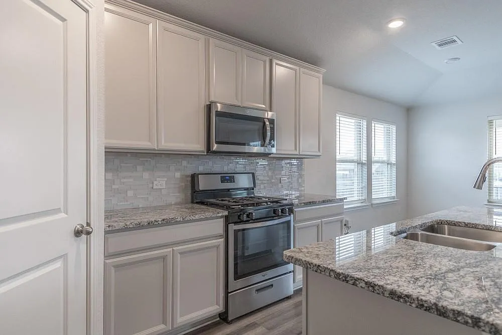 4 bed, 3.0 bath, 2205 sqft, $2,300 — Photo 3