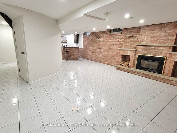3rd image of 11 Mathewson St