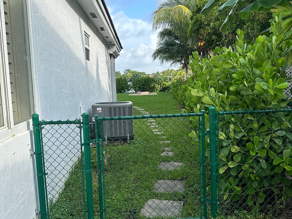 Entrada privada con patio