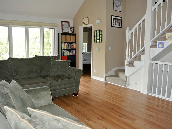 2nd image of 516 N Woodfield Trl