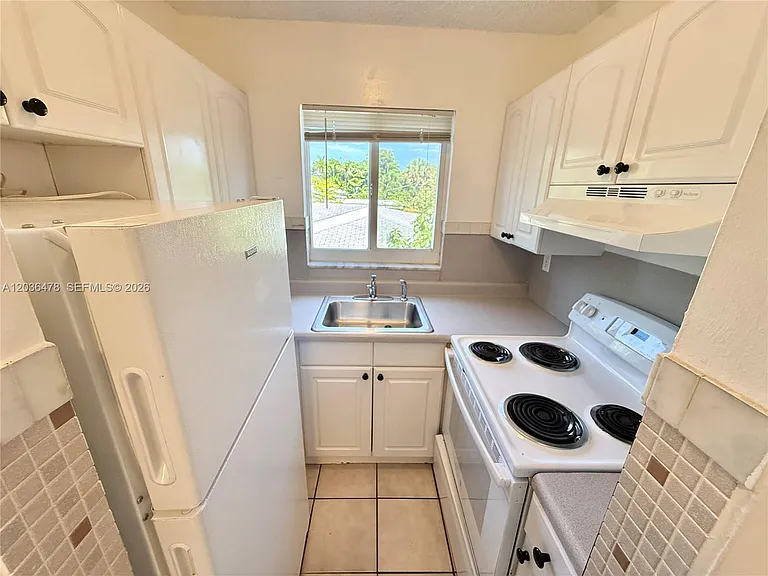 912 NE 17th Ct #4 — Photo 5