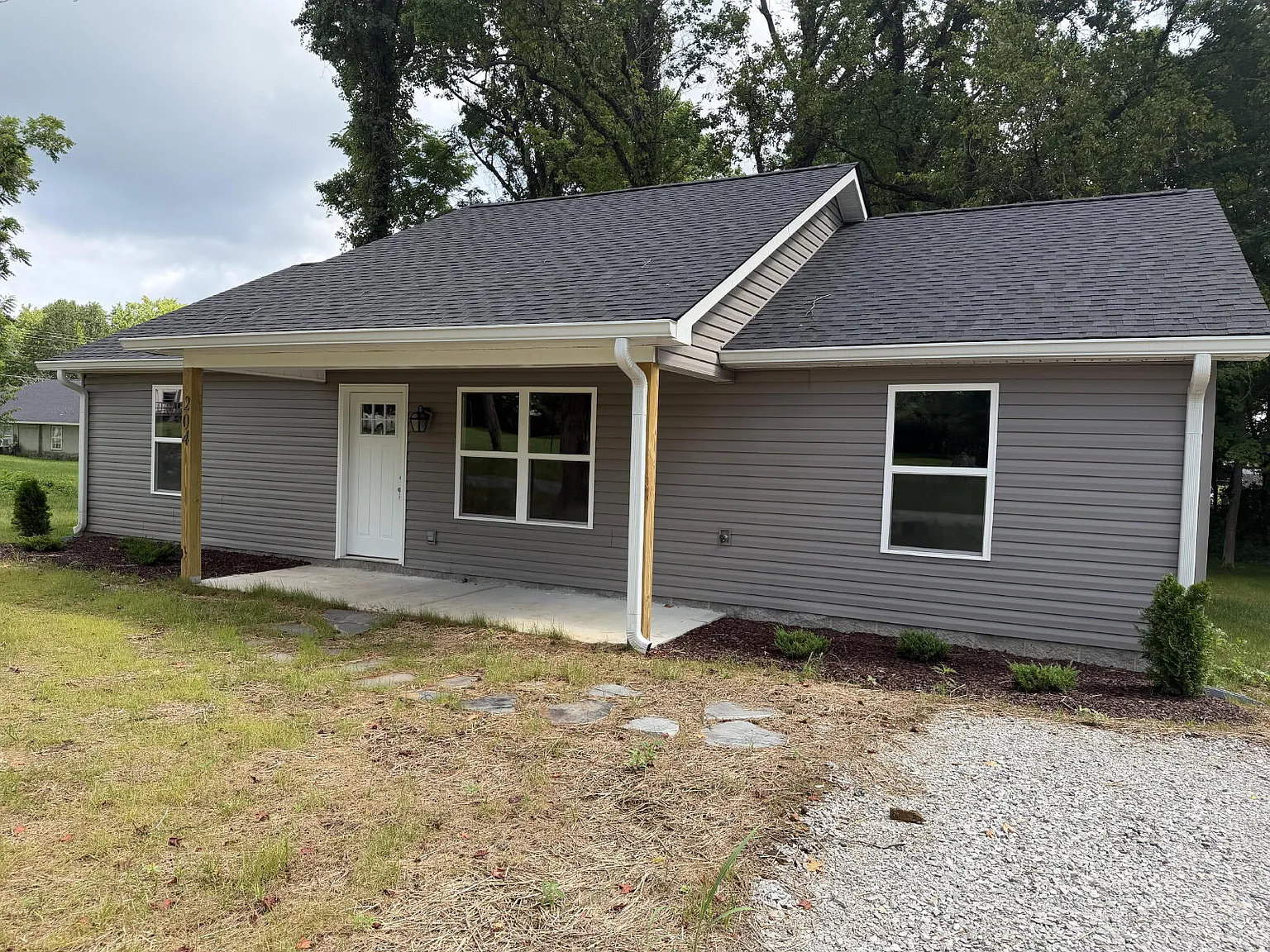 3 bed, 2.0 bath, 1285 sqft, $2,000 — Photo 1