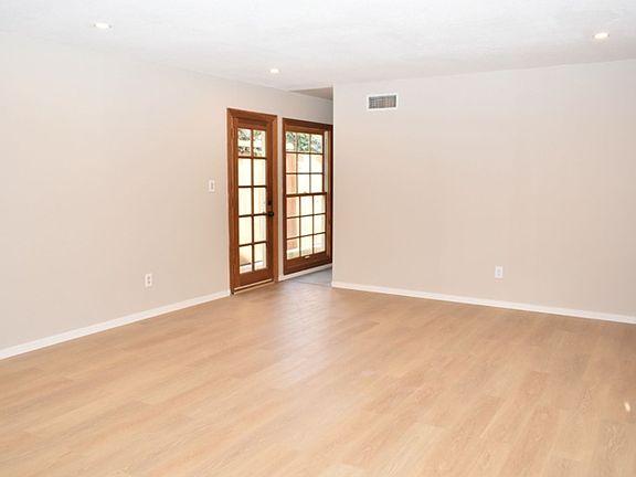 5th image of 8452 Highwood Dr