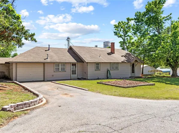 212 E 3rd St, Hydro, OK 73048