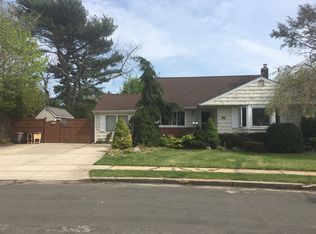 16 Anawanda Rd, North Babylon, NY 11703