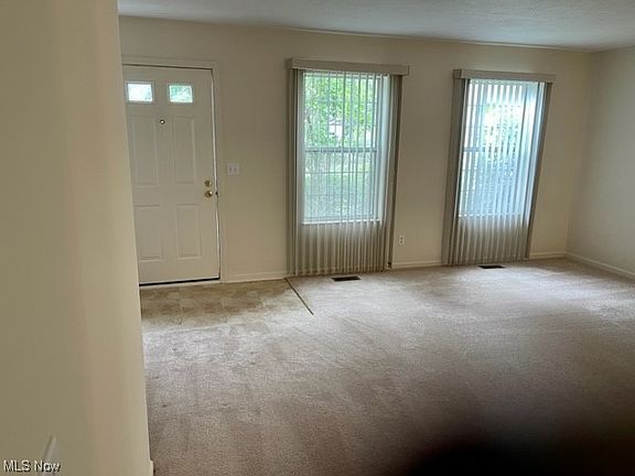 5th image of 950 E Kensington Ln
