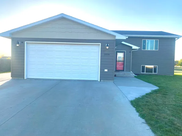 2016 Eagle St, Aberdeen, SD 57401