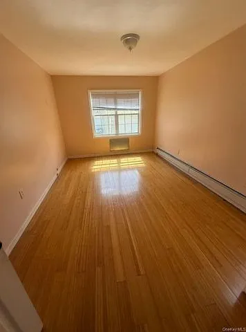 3 bed, 1.0 bath, 800 sqft, $3,200 — Photo 3