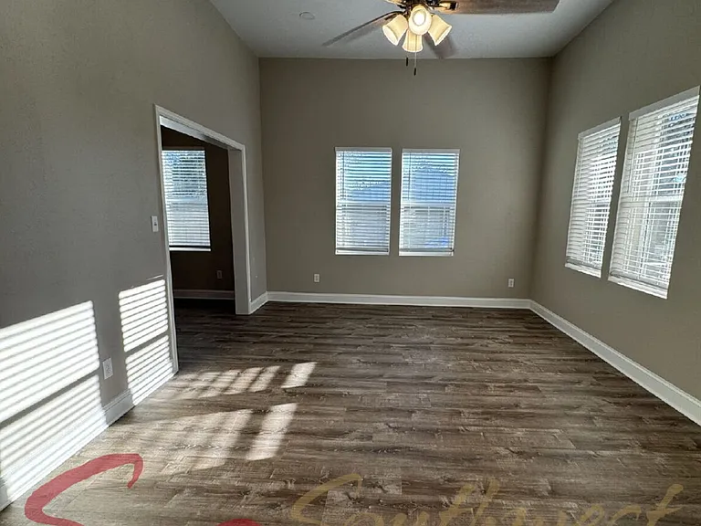 939 W Frey St — Photo 2