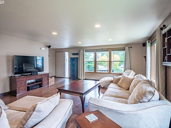 4th image of 3005 NE Delancey Ct
