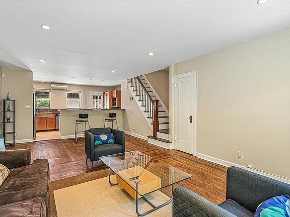 3rd image of 9913 Ascan Ave