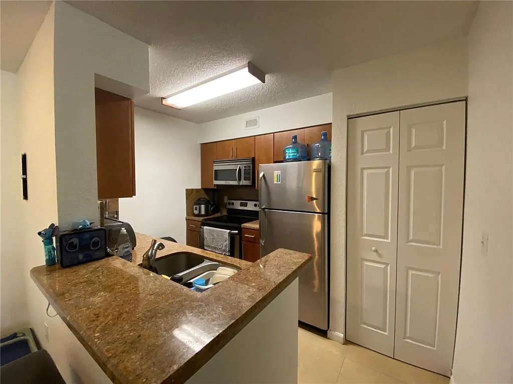1 bed, 1.0 bath, 862 sqft, $1,750 — Photo 2