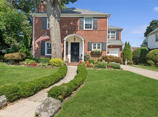 2 Lake Dr N, Valley Stream, NY 11580