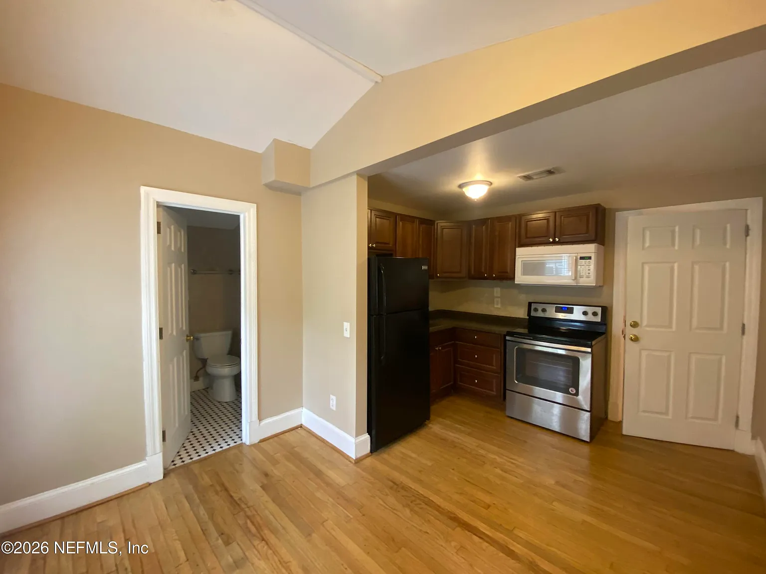 1 bed, 1.0 bath, 500 sqft, $895 — Photo 2