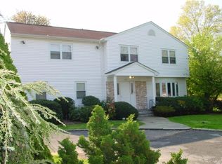 71 Skyview Ln, New Rochelle, NY 10804