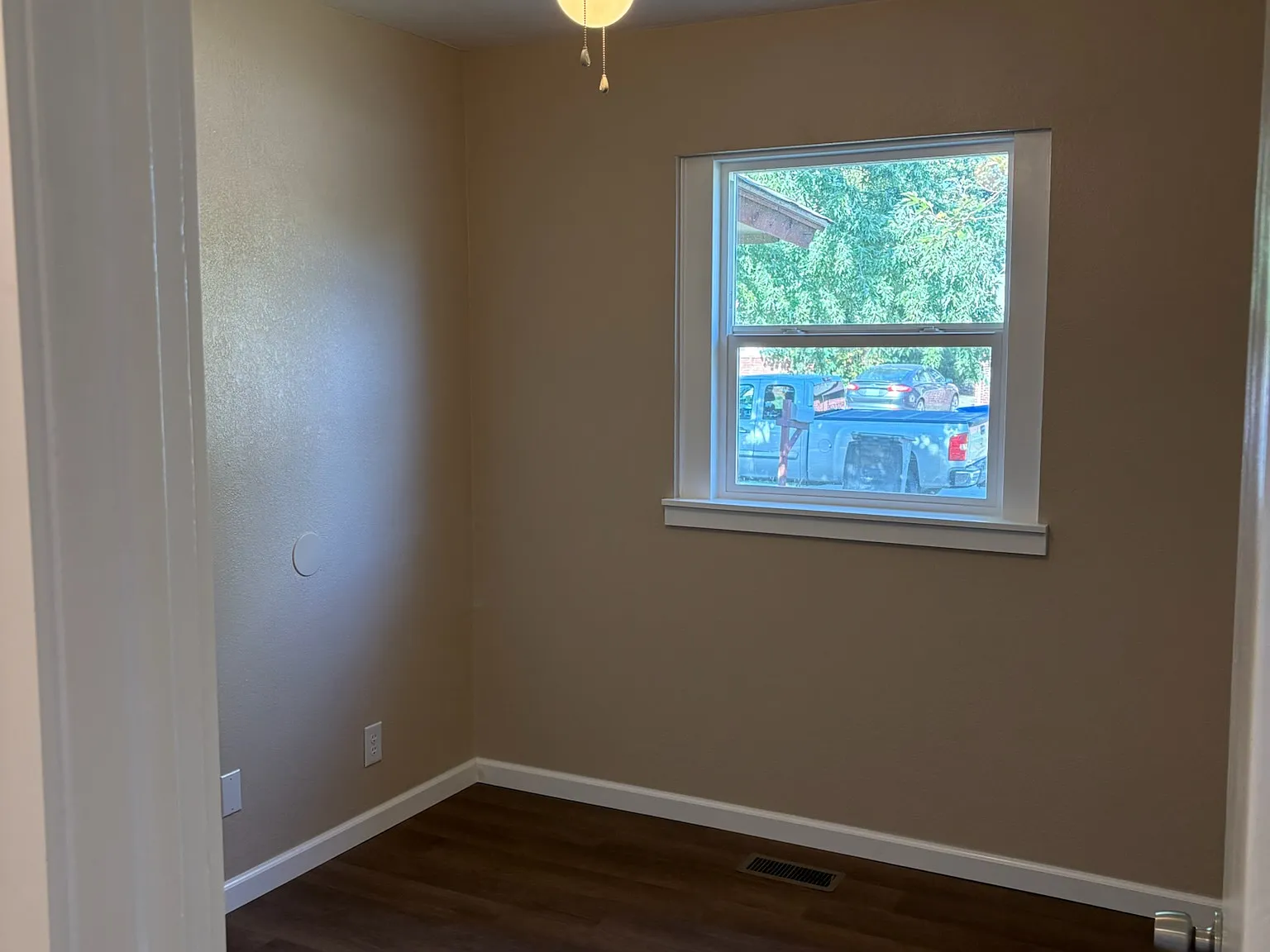 3 bed, 900 sqft, $1,400 — Photo 3