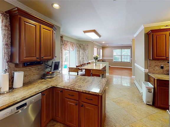 4th image of 94 Somerset Dr