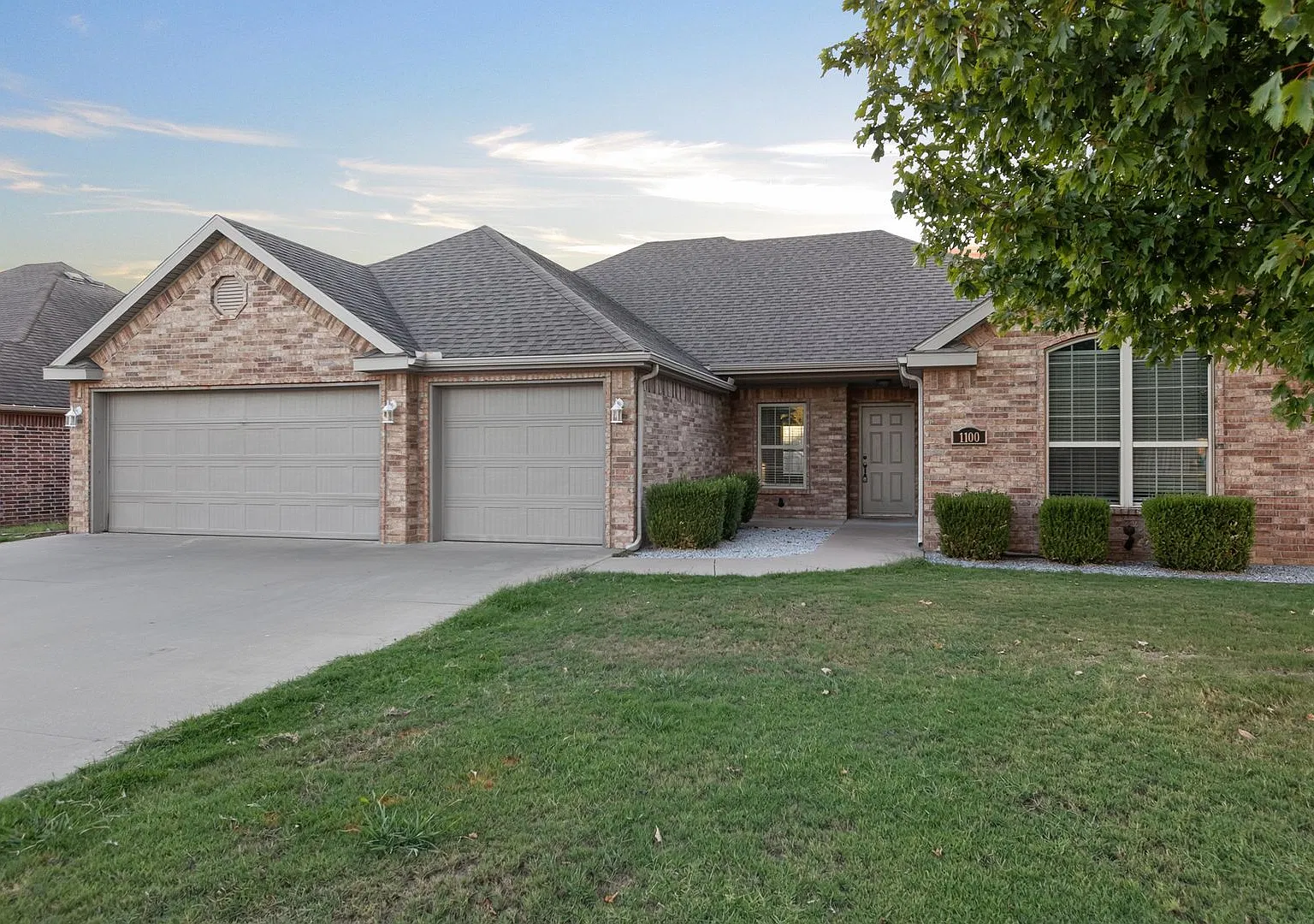 3 Bedroom, 3 Car Garage with large fenced back yard — Photo 1
