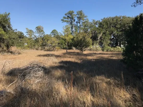 53 Honeysuckle Ln, Beaufort, SC 29907