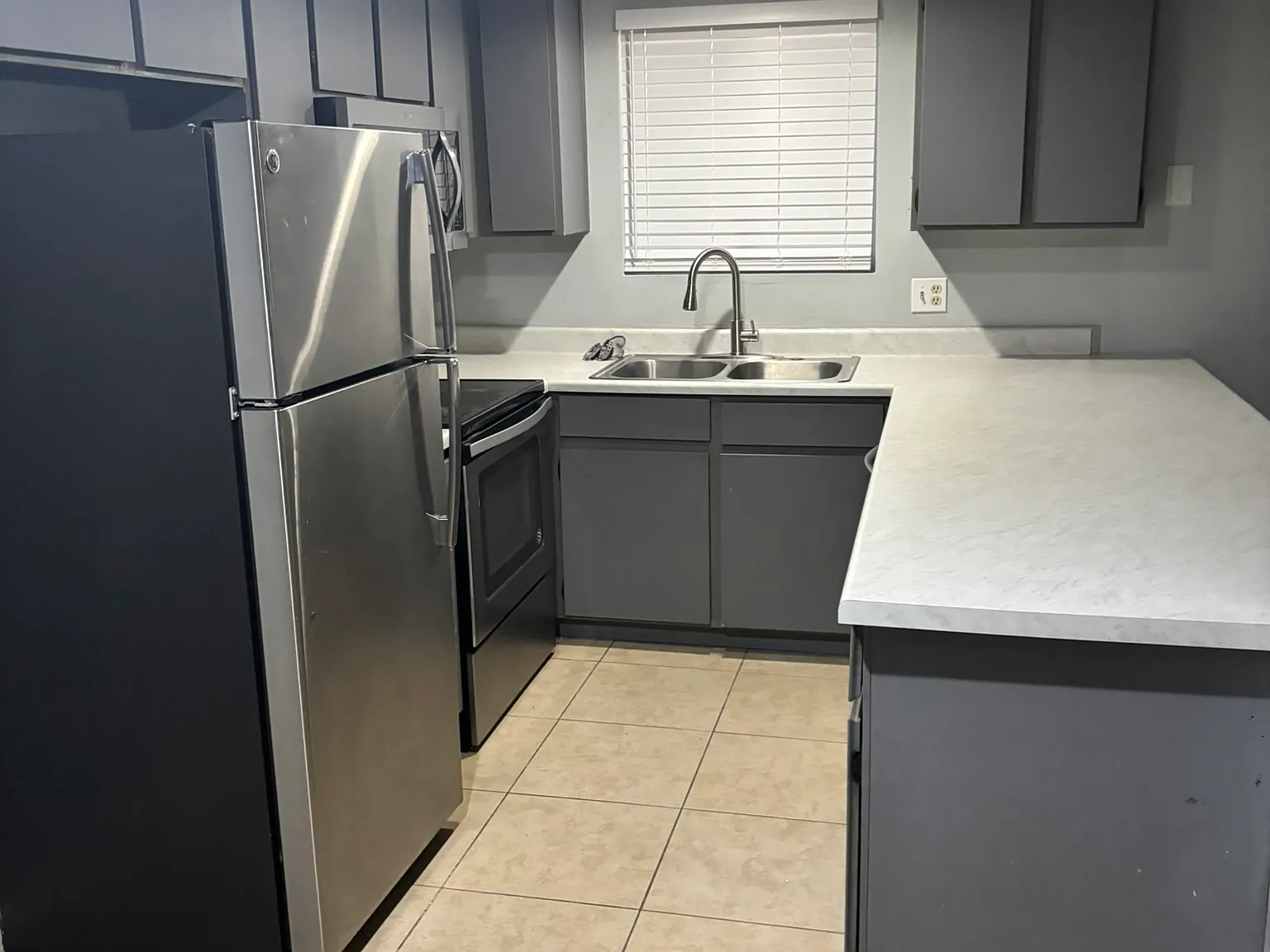 2 bed, 1.5 bath, 980 sqft, $1,200 — Photo 1