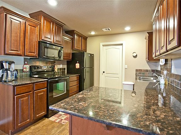 3rd image of 4028 Mahogany Dr