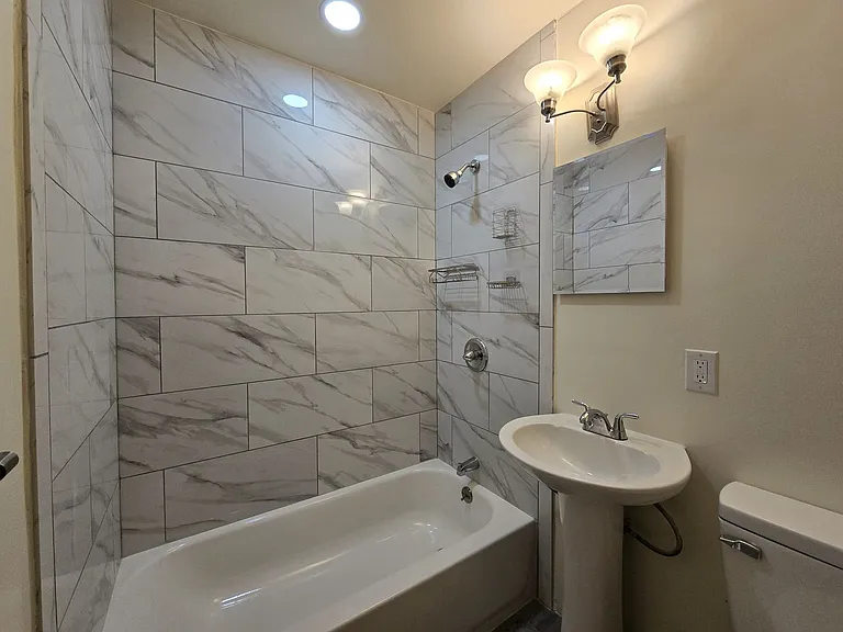 2412 Rosina St — Photo 15