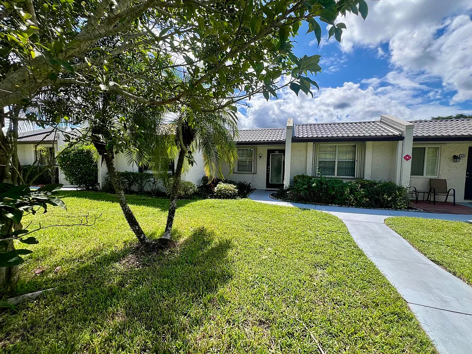 220 Lake Constance Dr