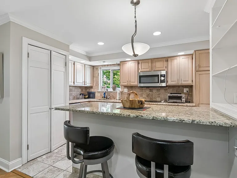 1740 Oakwood Ter #14I — Photo 2