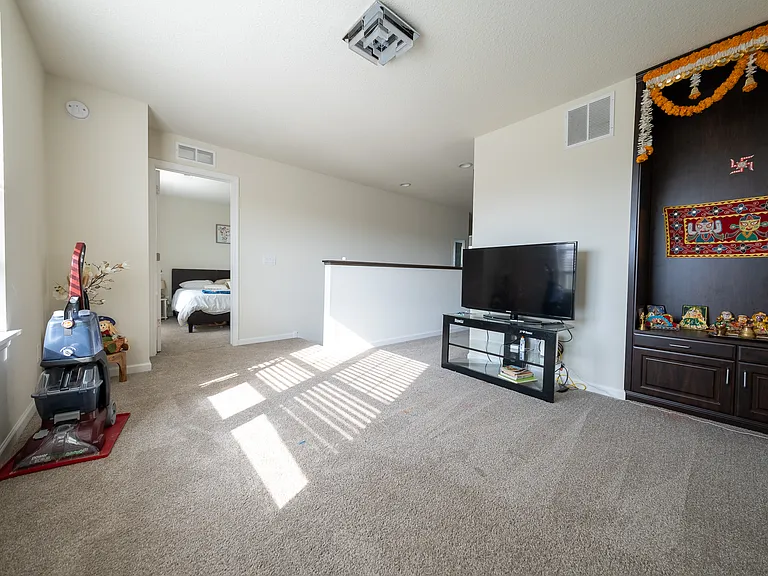 5595 Queensland Ln N — Photo 22