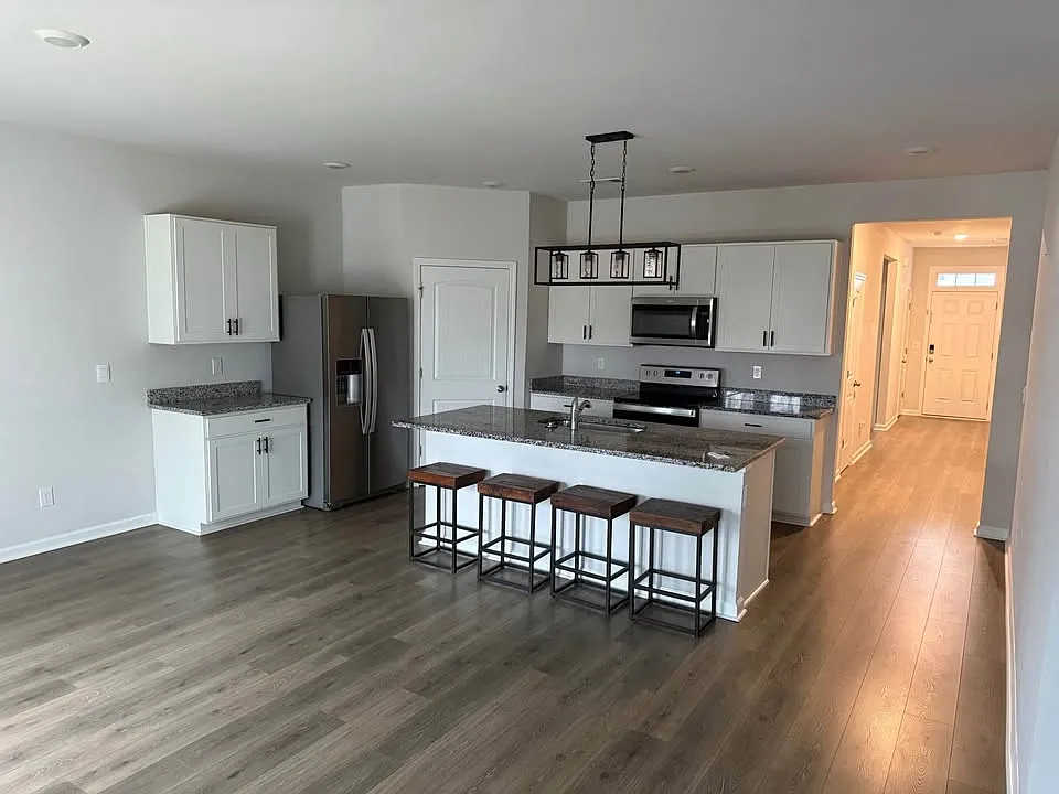 4 bed, 1800 sqft, $2,100 — Photo 2