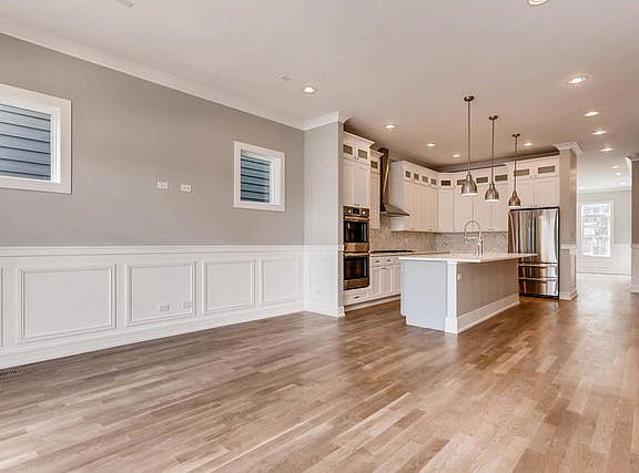 5th image of 2733 N Maplewood Ave
