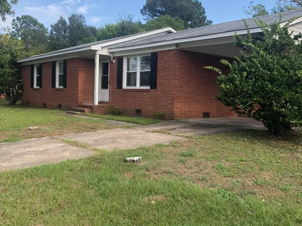 611 Freda Ct, Spring Lake, NC 28390